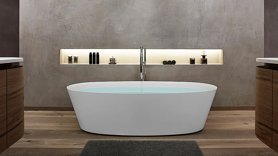 Modernes Badezimmer mit freistehender Badewanne und fugenlosen Wandflächen